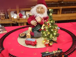 Strømpenisse med togbane