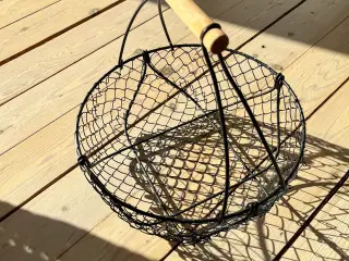 Ægge trådkurv med træhank.