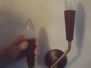 RETRO VÆGLSAMPET 2-ARMET i TEAK m/MESSINGDEKORATIO