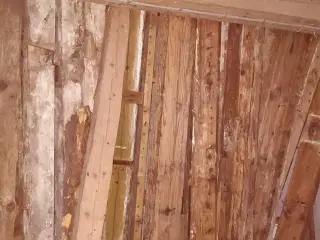 Bjælker og brædder fra nedrevet hus