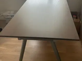 Ikea skrivebord med hæve-sænke ben
