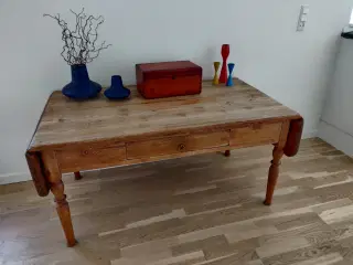 antikt bord til stuen