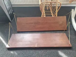 Hylder i teaktræ