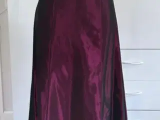 Corsage, nederdel og sjal. Sæt i bordeaux. 