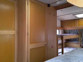 Køreklar campingvogn med fortelt