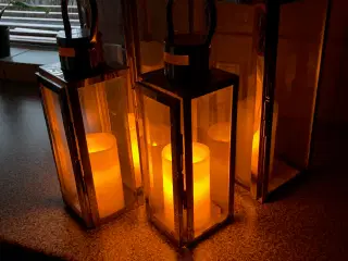 4 smukke lanterner sælges.
