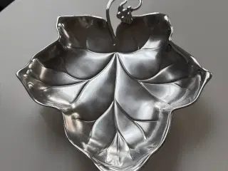 Smukt bladformet fad/skål