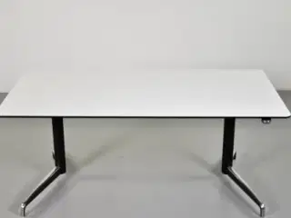 Hæve-/sænkebord med hvid plade og sort stel, 160 cm.