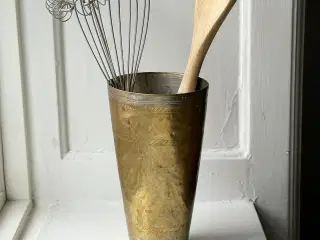 Patineret metalbæger m mønster