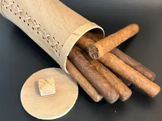 Ni cigarer i original håndlavet æske. 