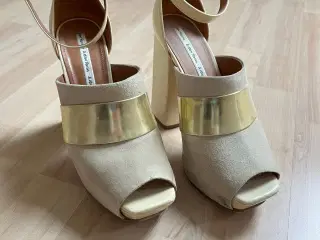 Flot peep-toe sko, blokhæl & guld-effekt
