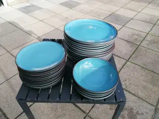 Tallerkener i stentøj.