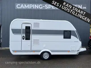 2024 - Hobby De Luxe 400 SFE   Hobby De Luxe 400 SFe ny model 2024 kan ses hos Camping -Specialisten.dk