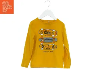 Langærmet gul bluse til børn med skateboard print fra Name It (str. 104)