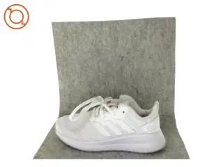 Sko fra Adidas (str. 28)