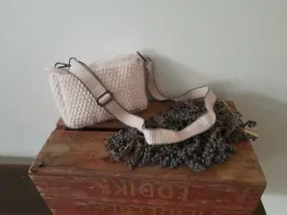 Rosafarvet taske med skulderrem