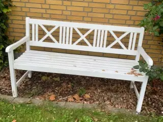 havebænk i teaktræ hvidmalet ,,, skal afhentes 