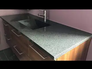 Granitbord med håndvask 