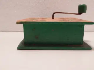 Gammel træ spilledåse med 5 toner. (11 x 11)cm