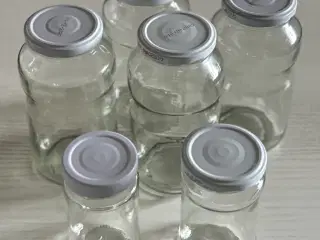  Glas med hvide skruelåg