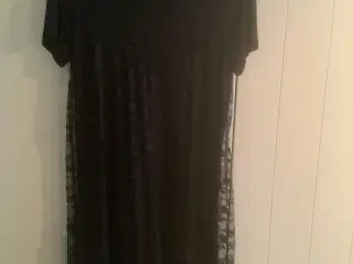 Kort kjole med blonder, str.38/40.