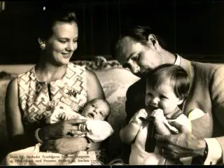 Tronfølgeren Prinsesse Margrethe og Prins Henrik med Prinserne Frederik og Joachim - Ditlevsen 1969