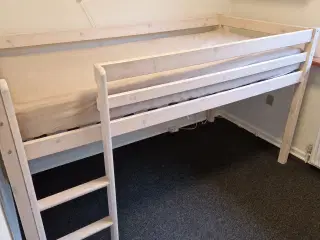 Halvhøj seng inkl. madras