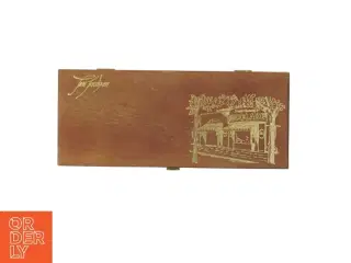 Trææske med signatur og tekst fra Tina Jacobsen (str. 27x12 cm)