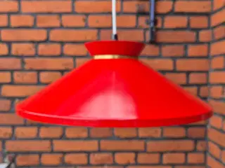 Velholdt rød retropendel med messingdetajle