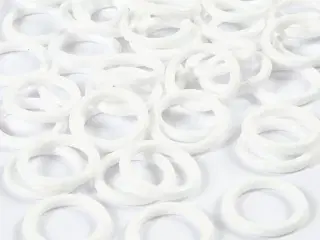 Hvide plastringe 15 mm - 50 stk. til kreative projekter