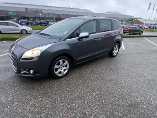 Meget velkørende 7 personers bil 