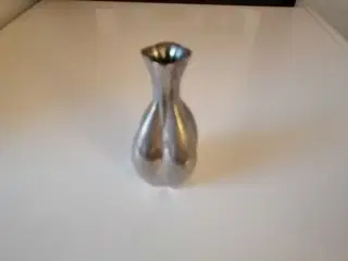 Vase i tin mrk. JUST