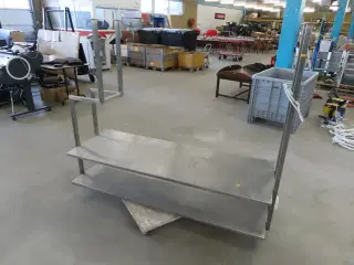 Stålhylder til ophæng i loft.