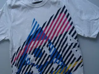 Nike t-shirt med print sælges