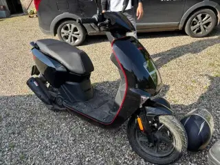 Jeg sælger min knallert. - Den koster 4000