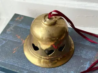 Messingklokke m hjertekant, patineret