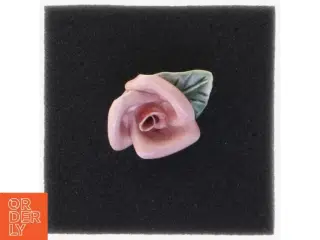 Porcelænsbroche i form af en rose (str. 3,5 x 3 cm)