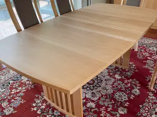 Spisebord med 6 stole 