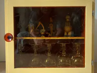 Smukt retro skab i træ og rav farvet glas 