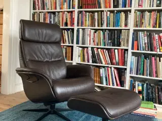 Lænestol med skammel i mørkebrunt læder