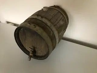 Gammel træ tønde med hane