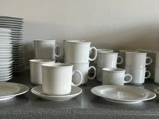Hvide kopper, krus og tallerkner