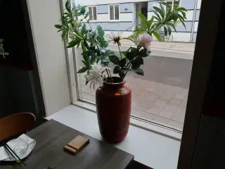 Vase med div. Kunstige blomster div. Plakater m.m.