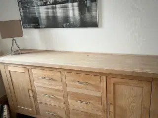 Skænk i massiv egetræ