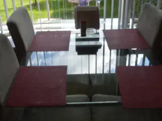 Spisebord med Glasplade og 6 stole vaskb. betræk