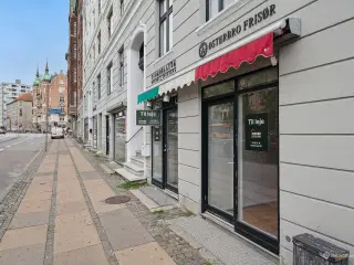 Særdeles velbeliggende butik / klinik lige ved Poul Henningsens Plads