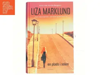 En plads i solen : krimi af Liza Marklund (Bog)