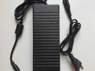 NY! 12V 10A 120W Strømforsyning med stik 2.1/5.5mm