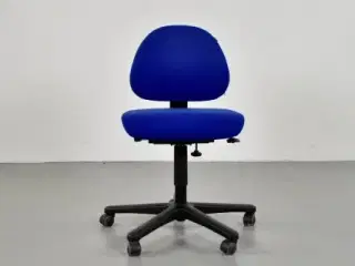 Savo kontorstol med blå polster og sort stel.