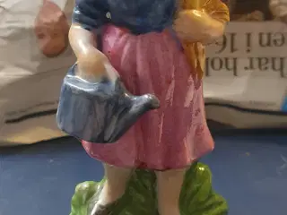 Porcelænsfigur pige med vandkande
